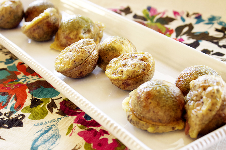 Puffy and delicious. 4-Ingredient Mini Breakfast Poppers via www.agutsygirl.com