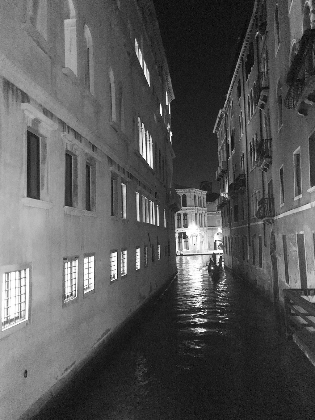 Foundation www.sarahkayhoffman.com Venice at night #italy #travel #lifestyleblogger #newhouse