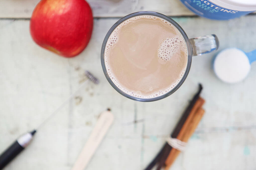 Apple Cider Latte www.sarahkayhoffman.com Nestpark portable mixer #collagen #healthyliving #guthealth #dairyfree #latte #healthyrecipes