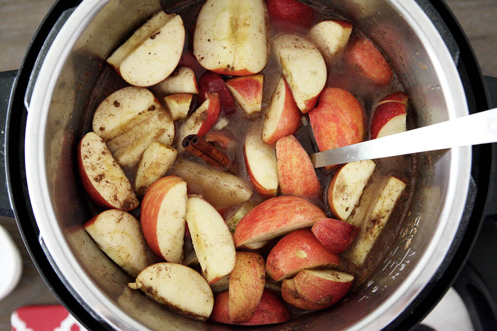 How to Make Instant Pot Apple Cider www.sarahkayhoffman.com with water #applecider #instantpot #instantpotrecipes #healthyliving #dairyfree