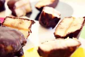 Frozen Chocolate-Covered Peanut Butter Banana Sandwiches #glutenfree #grainfree #dairyfree www.agutsygirl.com