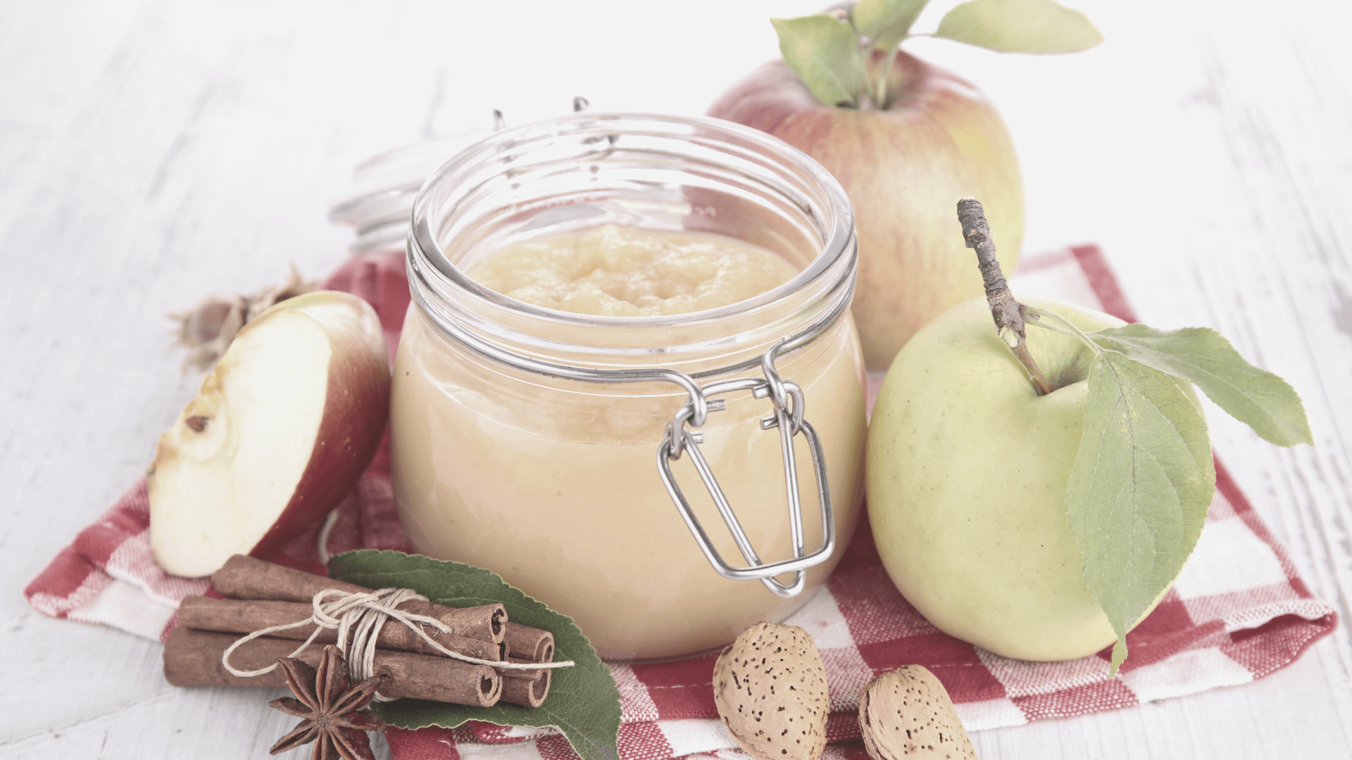 How to Make Slow Cooked Applesauce