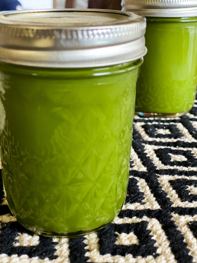 How to Make Celery Juice in a blender agutsygirl.com #celeryjuice #celeryrecipes #celeryjuicebenefits mason jar